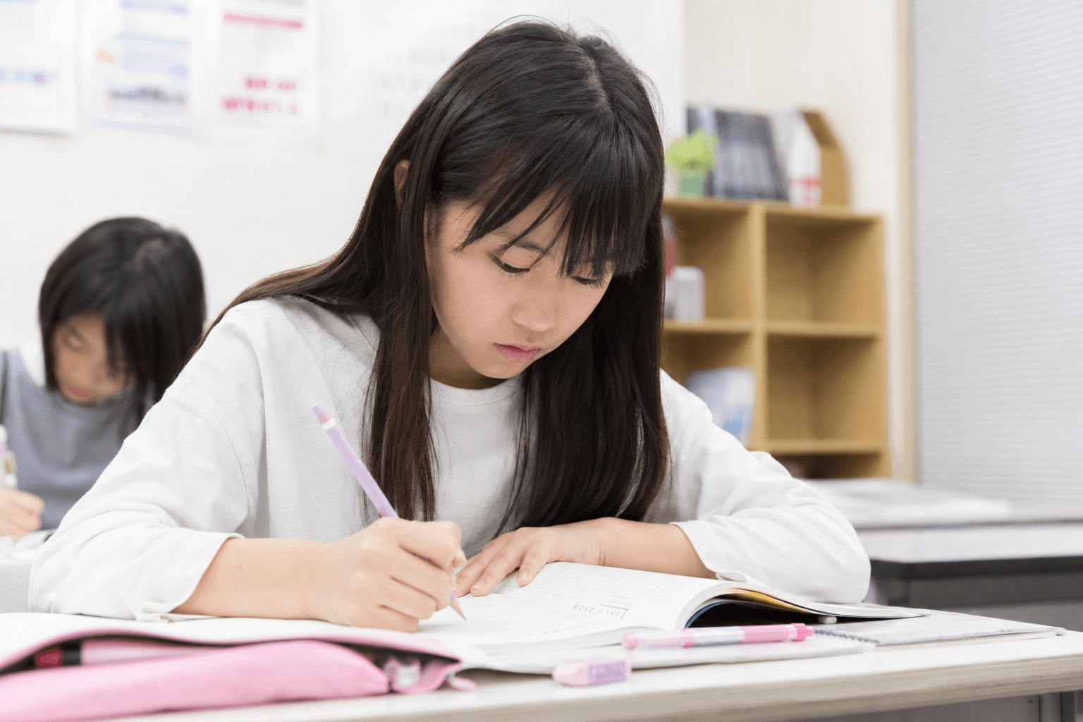 子どもが真剣に勉強する様子